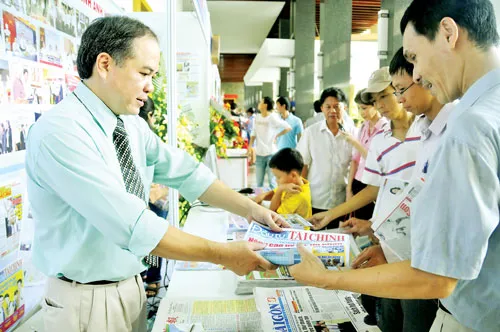 Giới thiệu ấn phẩm ĐTTC với bạn đọc và nhà đầu tư. Ảnh: LÃ ANH Giới thiệu ấn phẩm ĐTTC với bạn đọc và nhà đầu tư. Ảnh: LÃ ANH